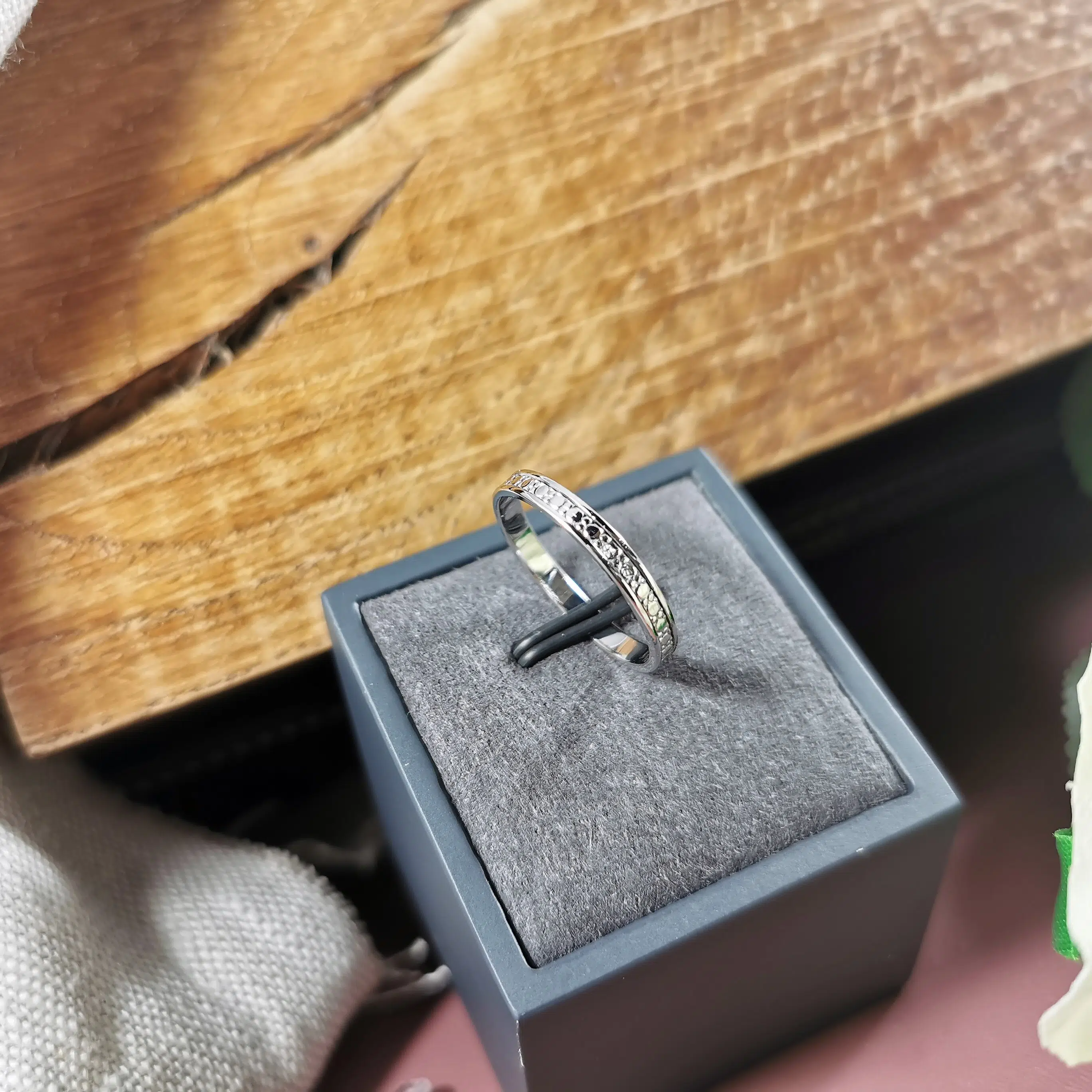 Bague agrandie et rhodiée par l'atelier de réparations de la bijouterie D'Opales