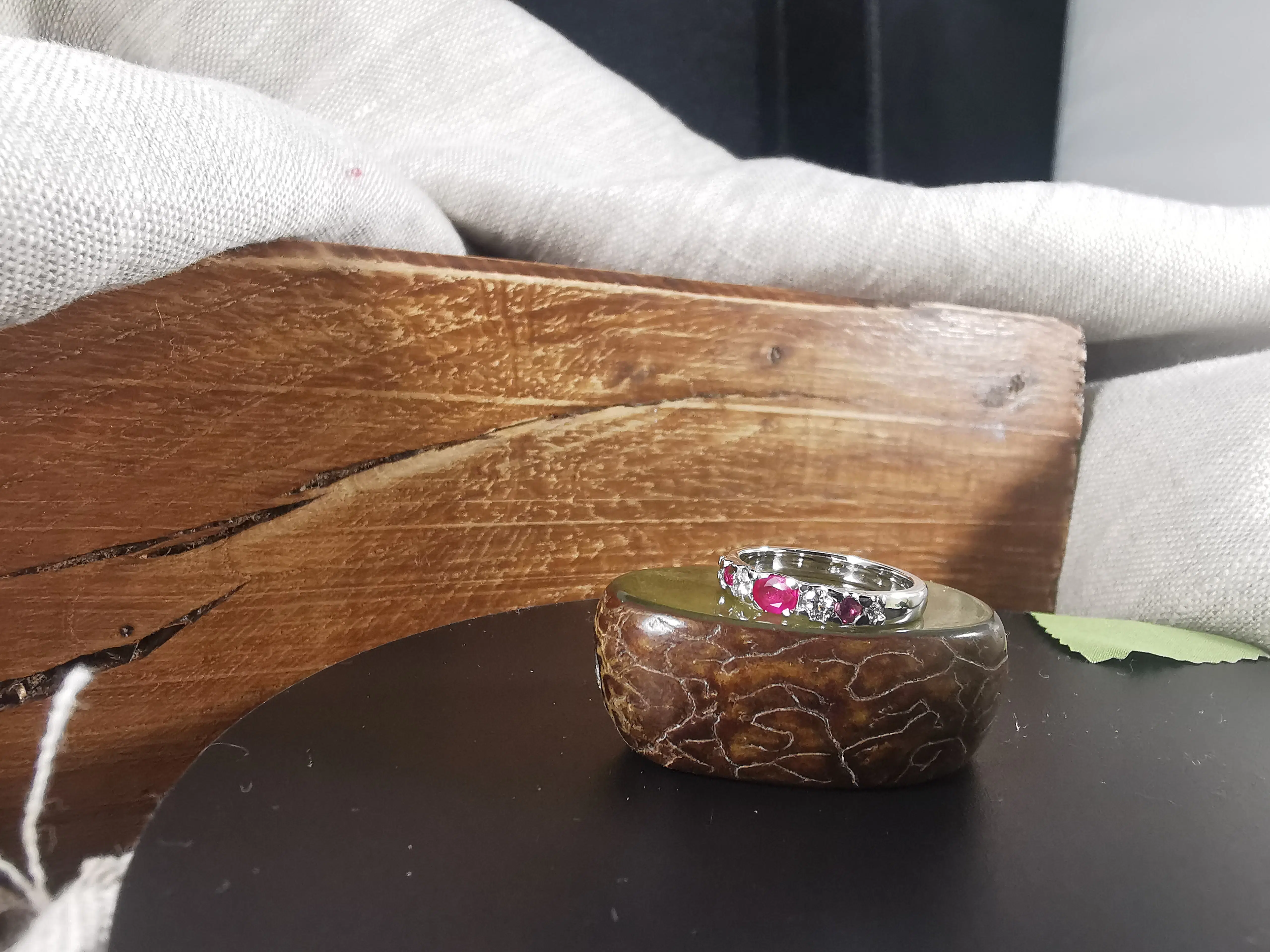 Création d'une bague avec rubis et diamants par la bijouterie D'Opales
