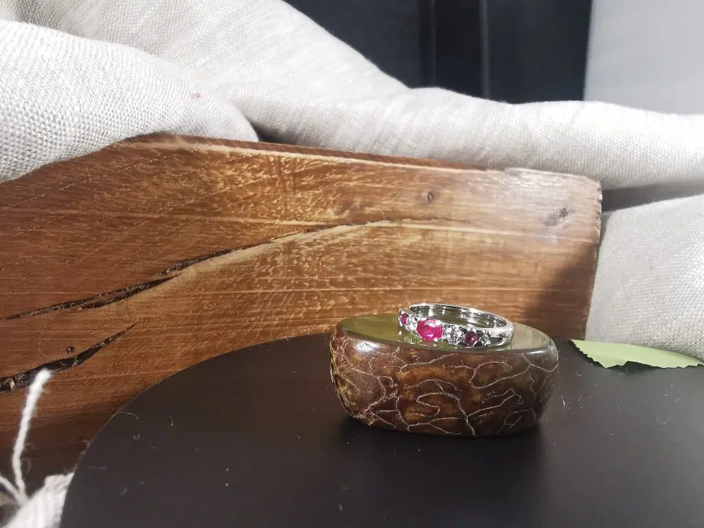 Bague avec rubis et diamants par la bijouterie D'Opales