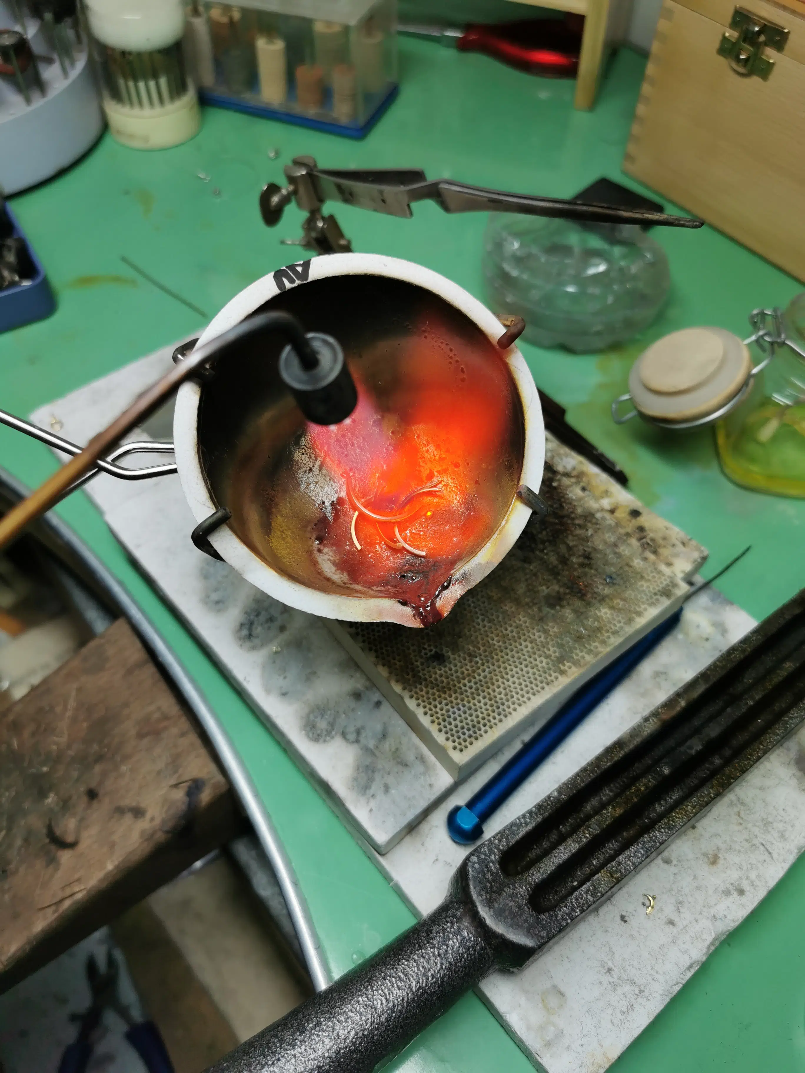 Fusion de l'or par l'atelier de création de la bijouterie D'Opales