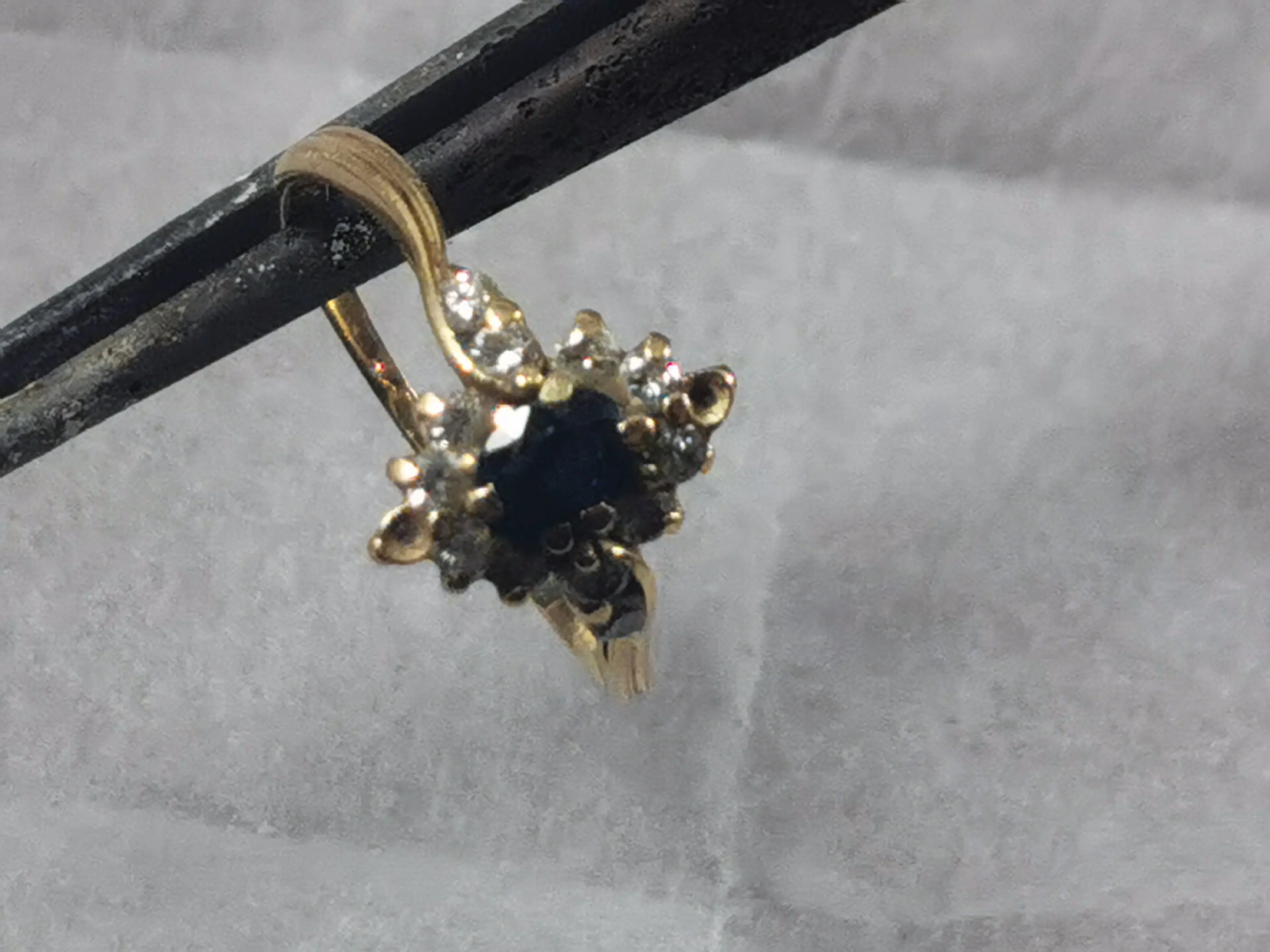 Bague à ressertir par l'atelier de réparations de la bijouterie D'Opales
