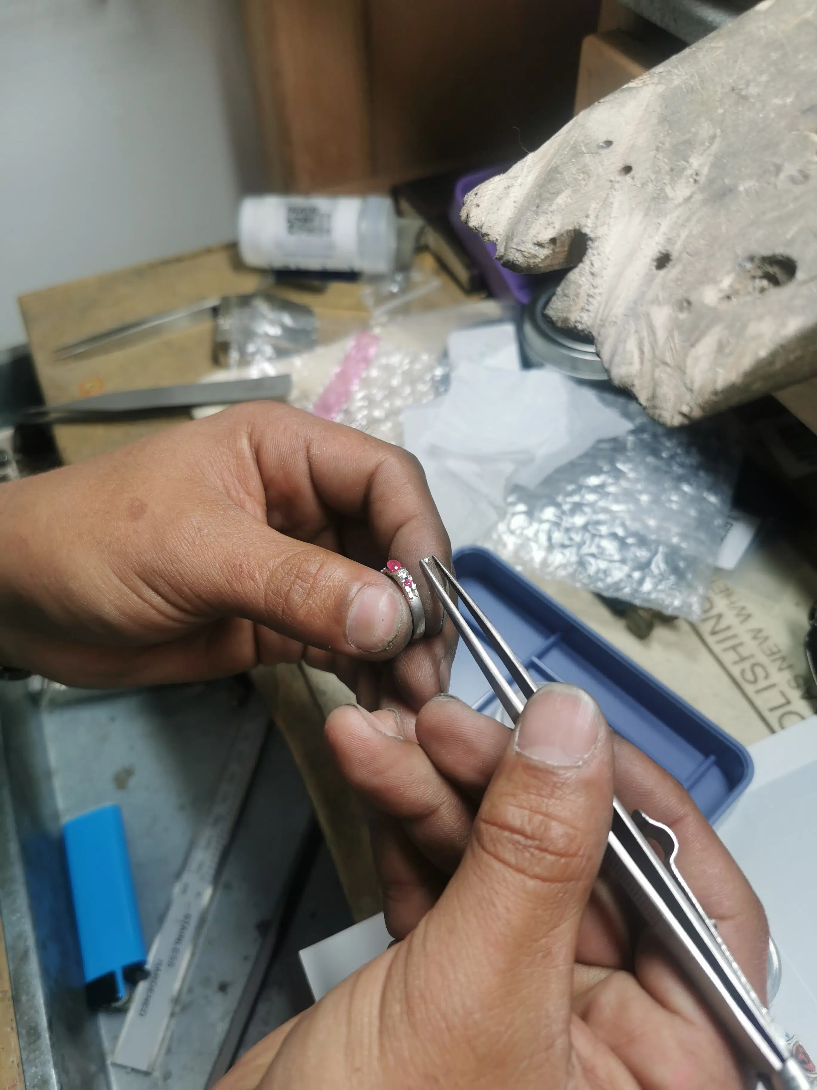 Sertissage d'une bague avec rubis et diamants par la bijouterie D'Opales